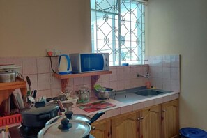 Fridge, microwave, oven, electric kettle - Pereybere Beach Apartments: Superior Apartment (Pereybere)
