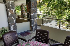 Terrace/patio - Pereybere Beach Apartments: Superior Apartment (Pereybere)