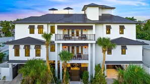 Exterior - Gulf Views, Waterslide, Spa & Rooftop Lounge (Sarasota)
