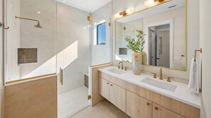 Shower, eco-friendly toiletries, hair dryer, towels - Gulf Views, Waterslide, Spa & Rooftop Lounge (Sarasota)