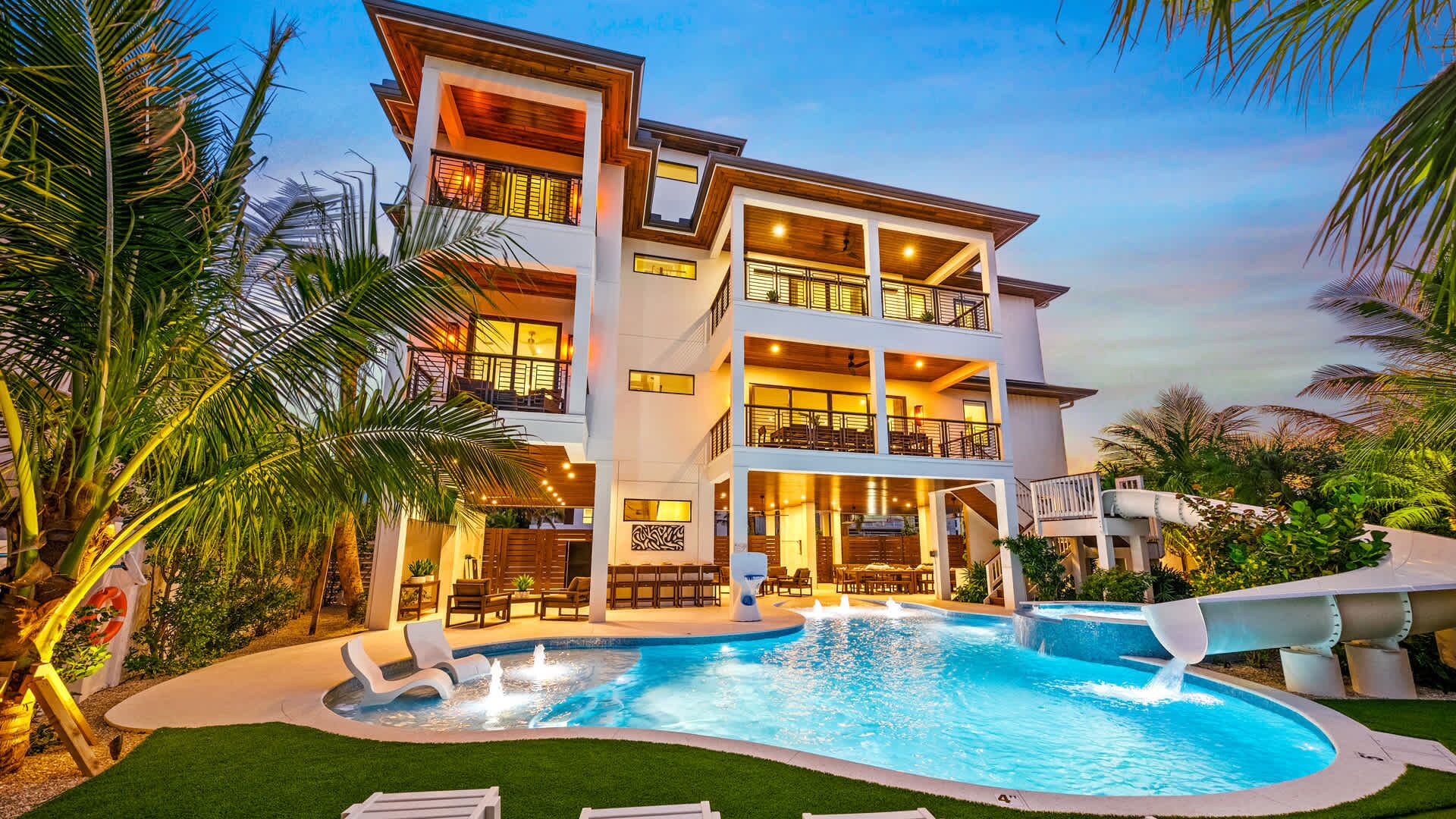 Een buitenzwembad, een verwarmd zwembad