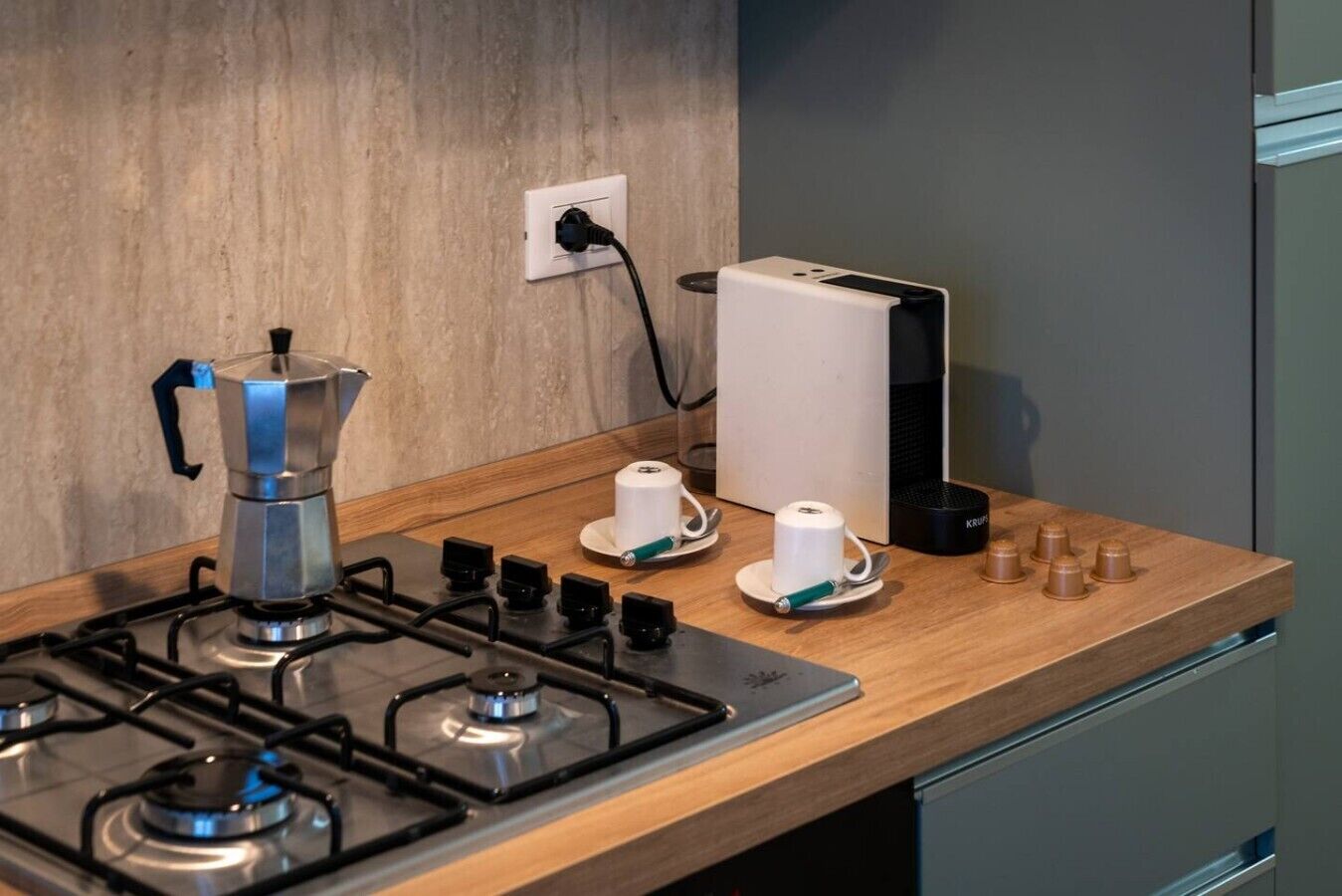 Wasserkocher mit Kaffee-/Teezubehör, Kühlschrank, Ofen, Herdplatte