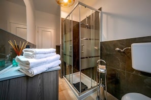 Dusche, Haartrockner, Bidet