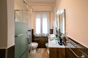 Douche, séchoir à cheveux, bidet