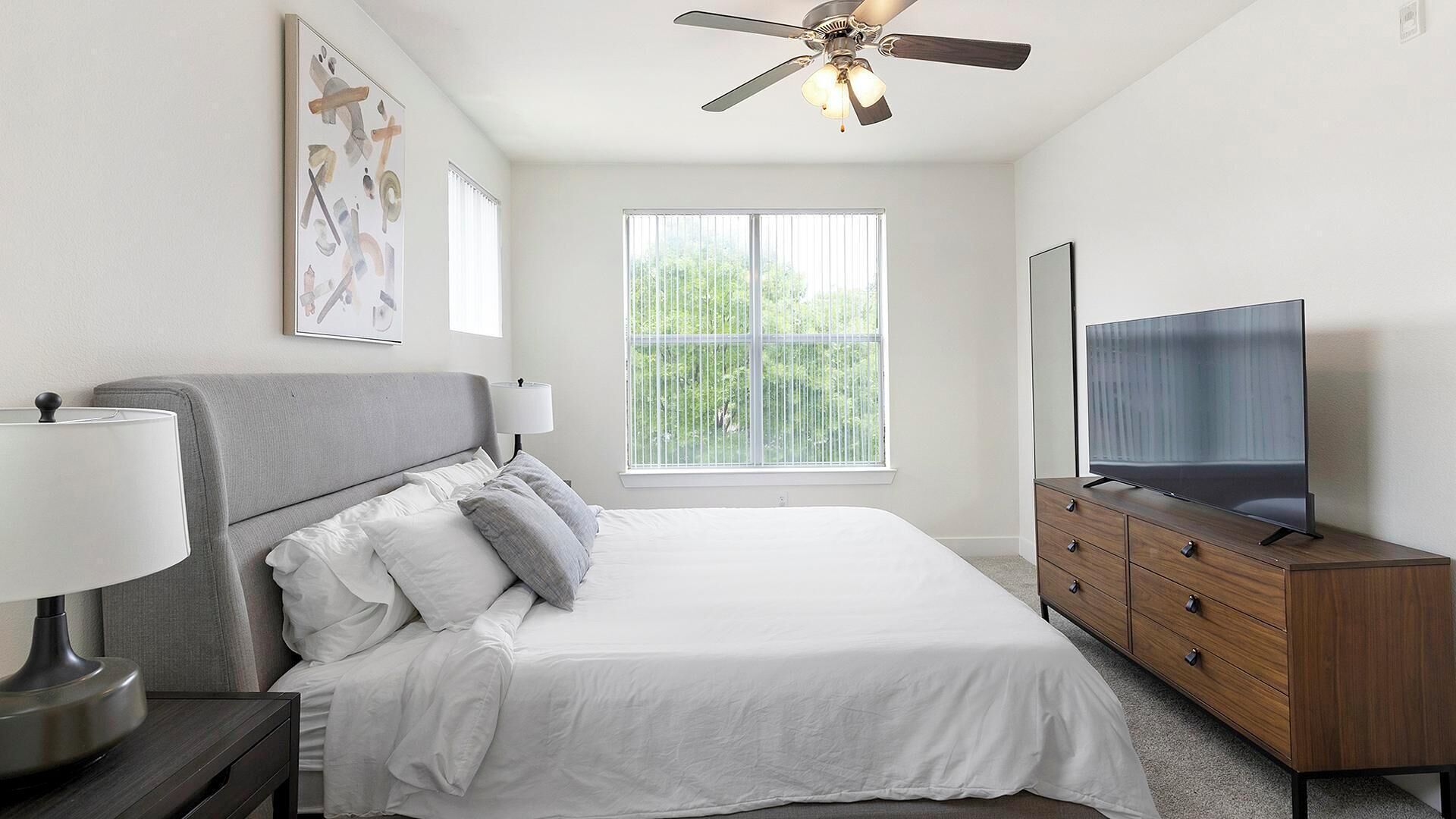 Desk, iron/ironing board, WiFi, bed sheets