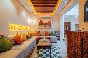 المنشأة من الداخل