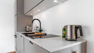 Geladeira, fogão, cooktop, lava-louças