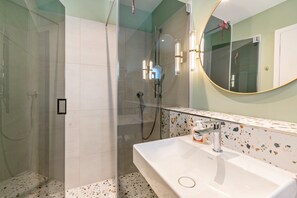 Dusche, Haartrockner, Handtücher