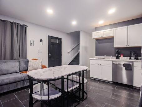 Interior. King Bed • Firepit • Buckeye Lake • Hebron 18 Mins
