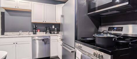 Kühlschrank, Mikrowelle, Ofen, Herdplatte