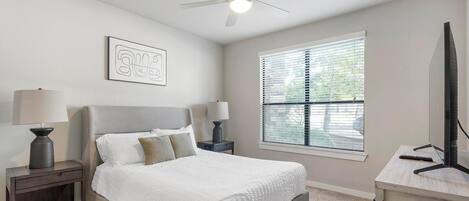 Skrivebord, strykejern/-brett, wi-fi og sengetøy