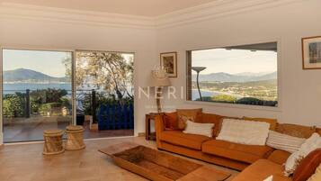 Una televisión, libros