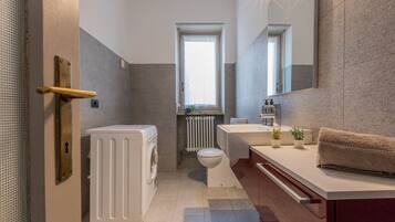 Doccia, asciugacapelli, bidet, asciugamani