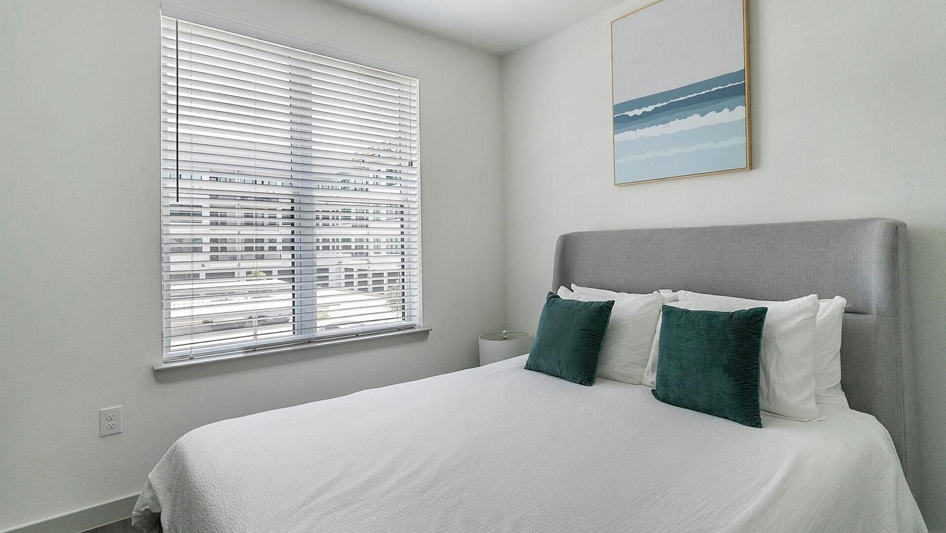 Een bureau, een strijkplank/strijkijzer, wifi, beddengoed