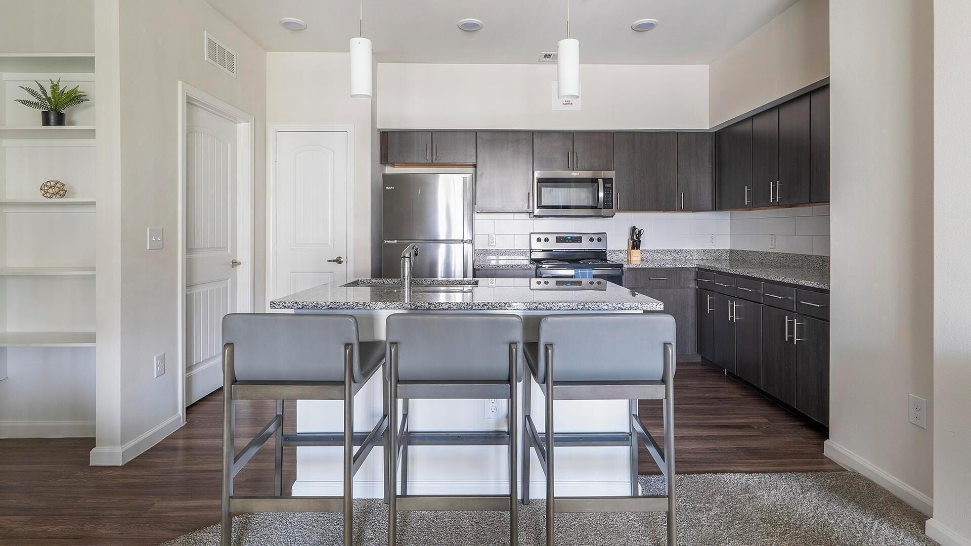 Réfrigérateur, tables à manger