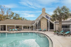 Pool - Nestled Oaks - Bright 2BR, 2BA Condo (Gainesville)