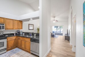 Fridge, microwave, oven, stovetop - Nestled Oaks - Bright 2BR, 2BA Condo (Gainesville)