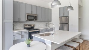 Refrigerador y comedor 