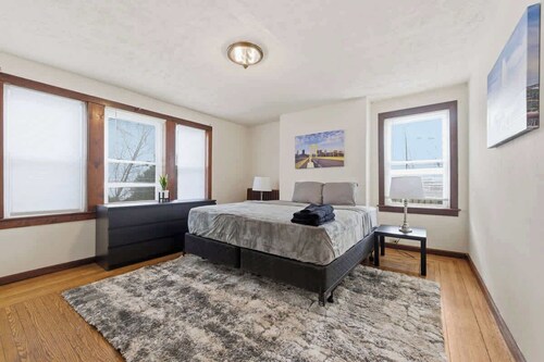 Cozy King Bed - Near City - Easy Airport Access