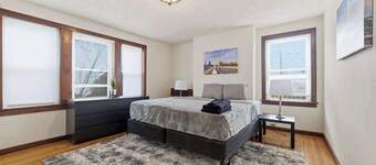 Cozy King Bed Near Downtown & Airport Access