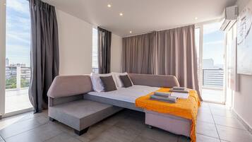 Apartamento, 1 quarto, sacada, vista para a cidade | Sala de estar