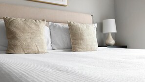 Escritorio, tabla de planchar con plancha, wifi y ropa de cama 
