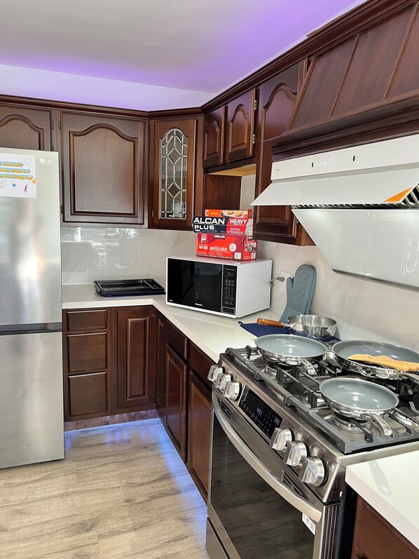 Refrigerador, microondas, horno, placa de cocina