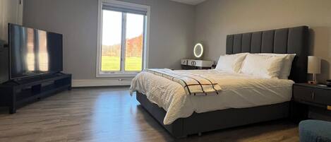 Skrivebord, strykejern/-brett, wi-fi (inkludert) og sengetøy