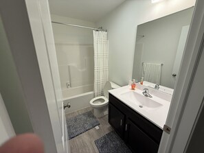 Shower - Ping Pong  and 3-bedroom with 10 Bed  townhome with AC in State College (State College)