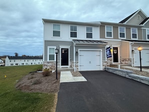 Exterior - Ping Pong  and 3-bedroom with 10 Bed  townhome with AC in State College (State College)