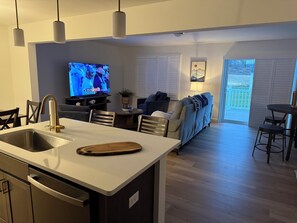 Living area - Ping Pong  and 3-bedroom with 10 Bed  townhome with AC in State College (State College)