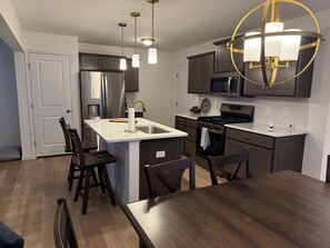 Private kitchen - Ping Pong  and 3-bedroom with 10 Bed  townhome with AC in State College (State College)