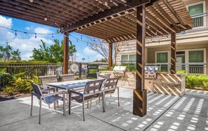 Outdoor dining - Landing | Amazing 2BD, Clubhouse, Gym (San Antonio)