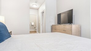 Een bureau, een strijkplank/strijkijzer, wifi, beddengoed
