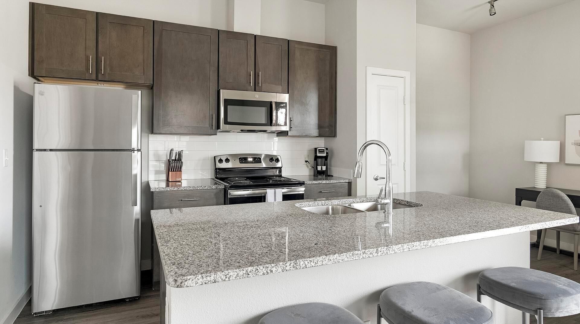 Réfrigérateur, tables à manger