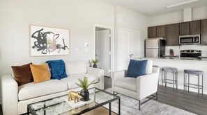 Smart TV - Landing | Amazing 1BD, Gym, Pool (Dallas)