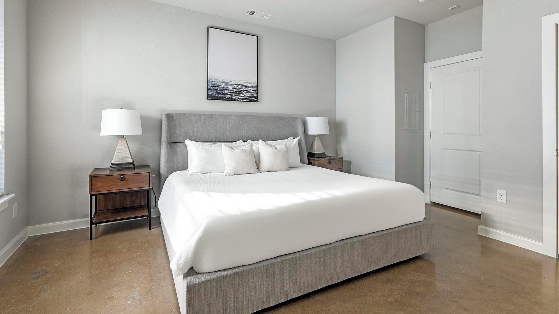 Escritorio, tabla de planchar con plancha, wifi y ropa de cama 