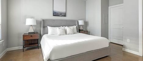 Escritorio, tabla de planchar con plancha, wifi y ropa de cama