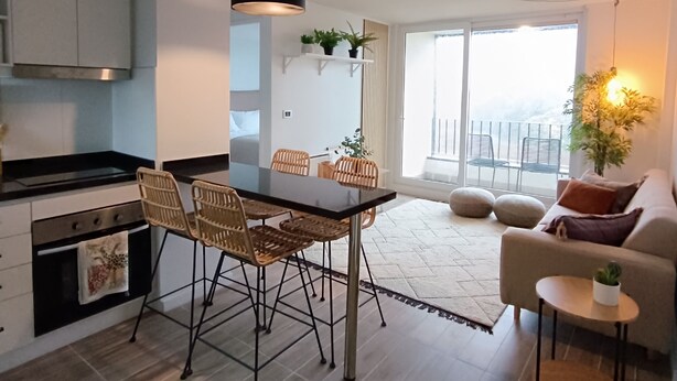 Un apartamento moderno con cocina, comedor y sala de estar.