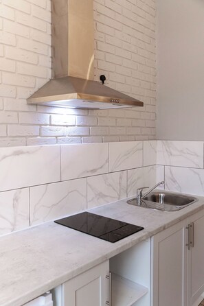 Private kitchen - Haven: Bright & Modern 1BR Apartment in Islington (London)