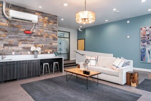 Smart TV - Landing | Spectacular Studio, Courtyard, Gym (Portland)