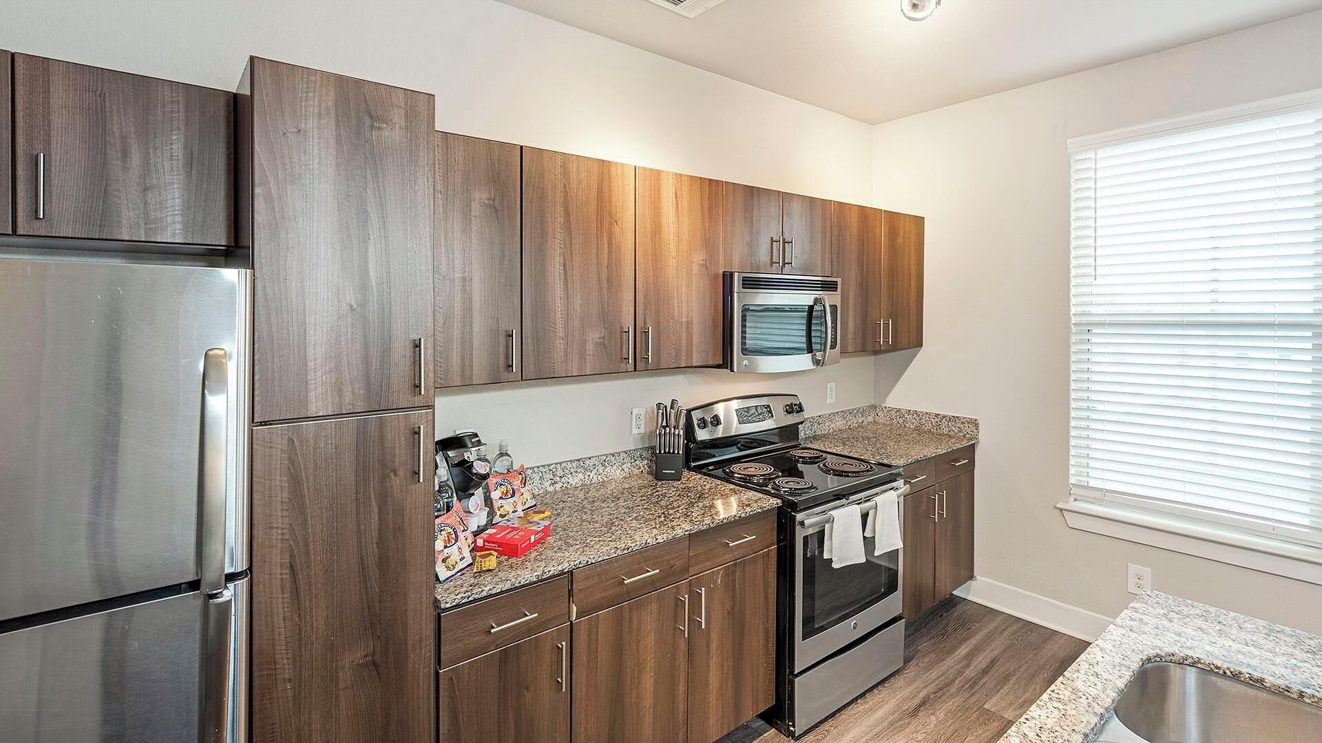 Réfrigérateur, tables à manger