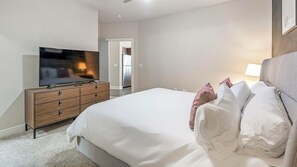 Desk, iron/ironing board, WiFi, bed sheets - Landing | Amazing 1BD, Courtyard, Pool (San Antonio)