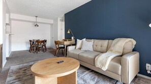 Smart TV - Landing | Stylish 1BD, Pool, Gym (Austin)
