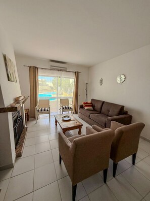 TV, fireplace - Casa das Felicidades (Carvoeiro)