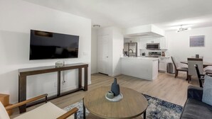 Un apartamento moderno con sala de estar, comedor y cocina.