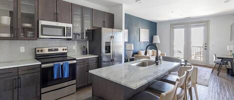 Kjøleskap og spisebord