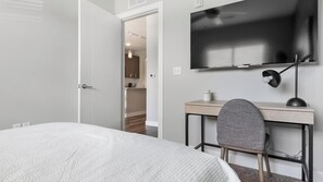 Työpöytä, silitysrauta/-lauta, Wi-Fi, vuodevaatteet