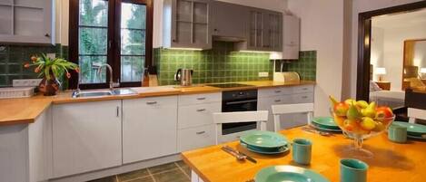 Kylskåp, ugn, spishäll och diskmaskin