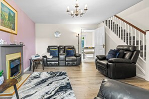 Smart TV, fireplace - Contractors & Families, Free Parking, Fast Wifi, RHS Bridgewater (Worsley)